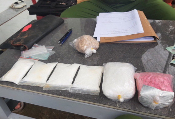 Cong an vay bat nghi pham cho ma tuy anh 2