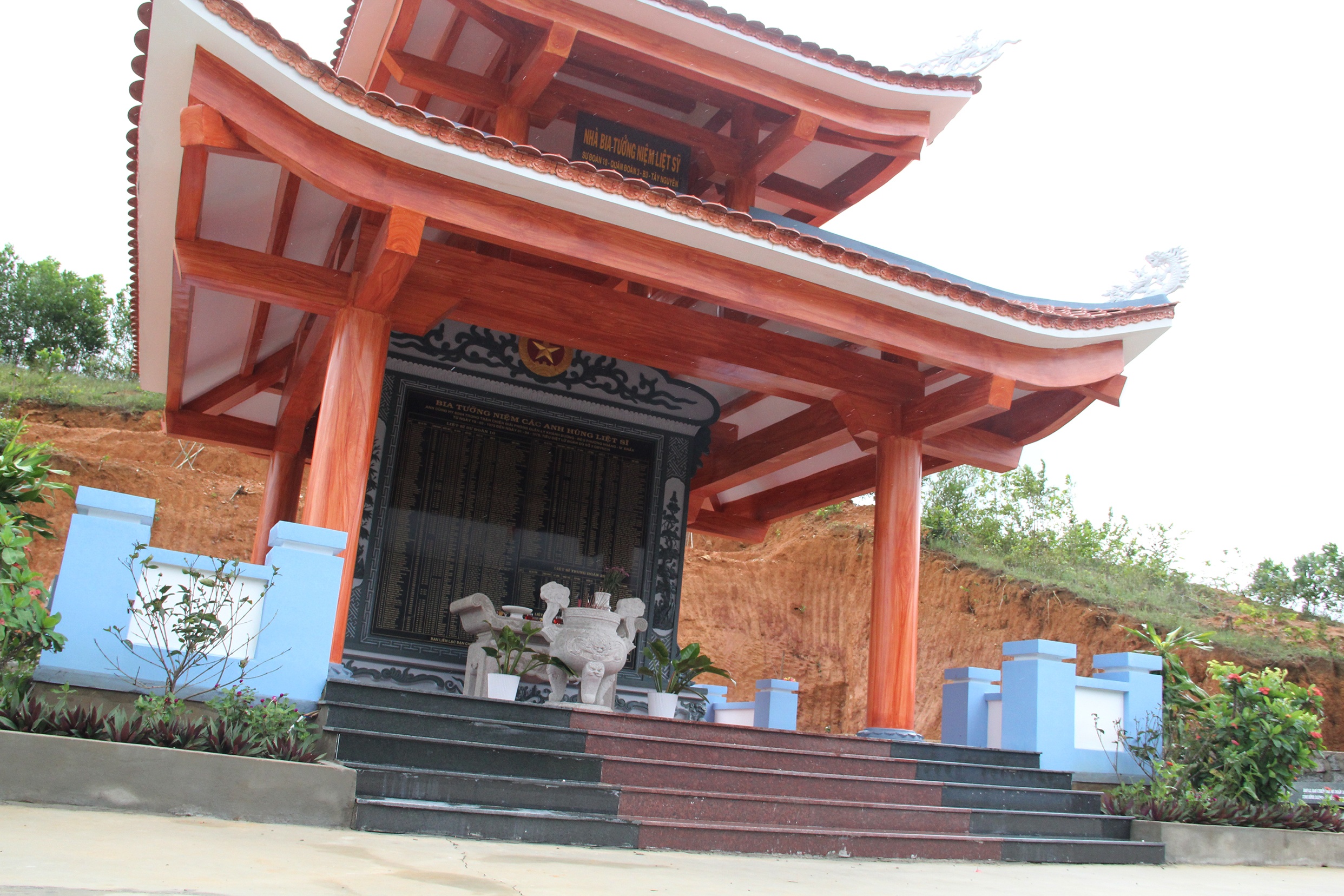 Dai tuong niem liet si bi nut toac anh 11