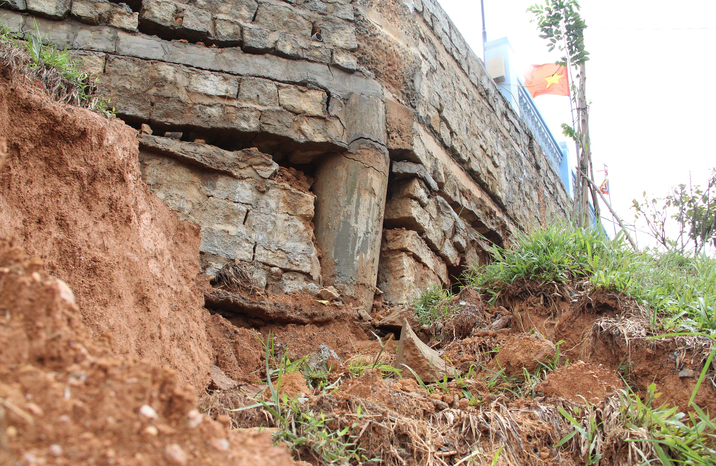 Dai tuong niem liet si bi nut toac anh 7