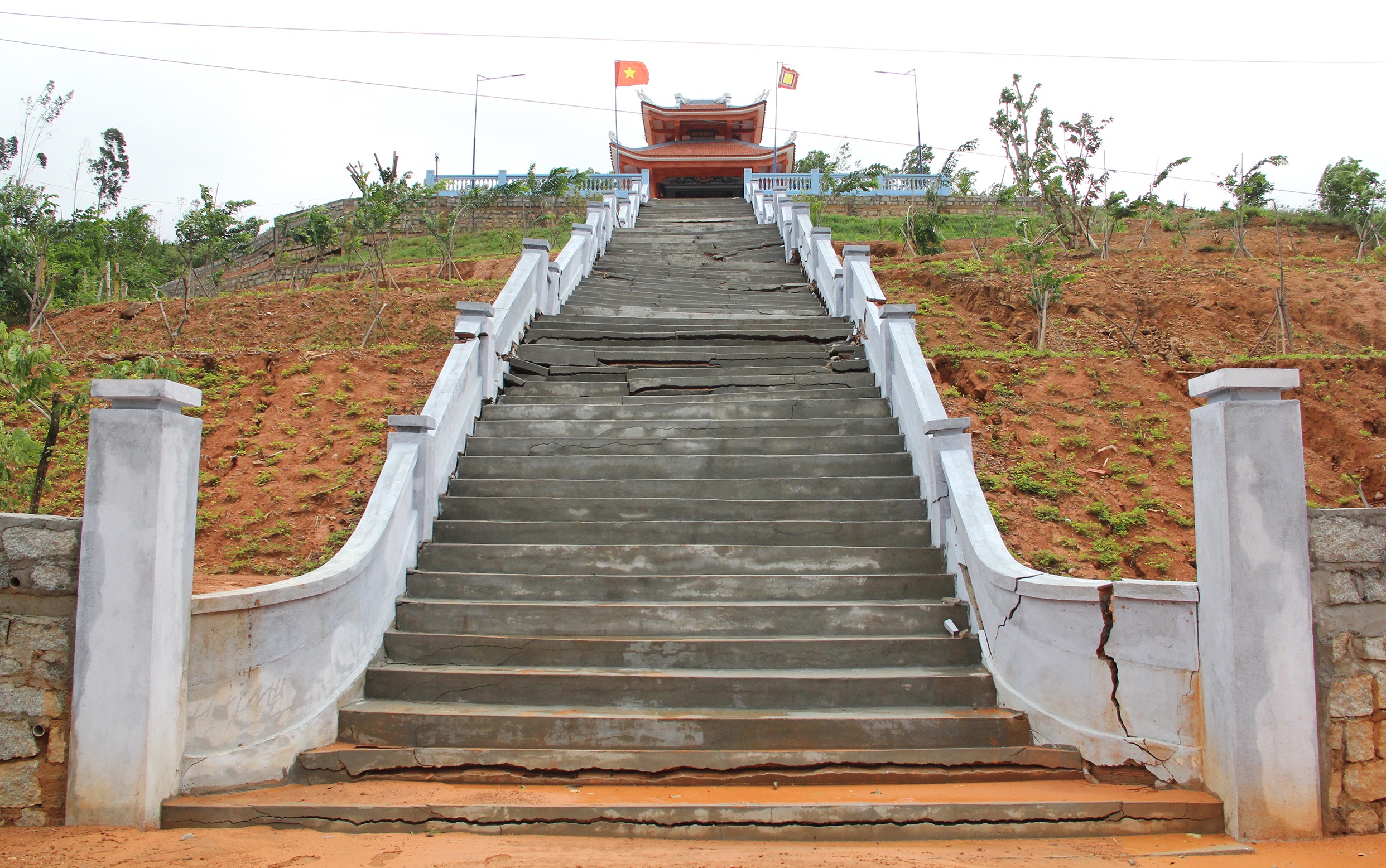 Dai tuong niem liet si bi nut toac anh 1