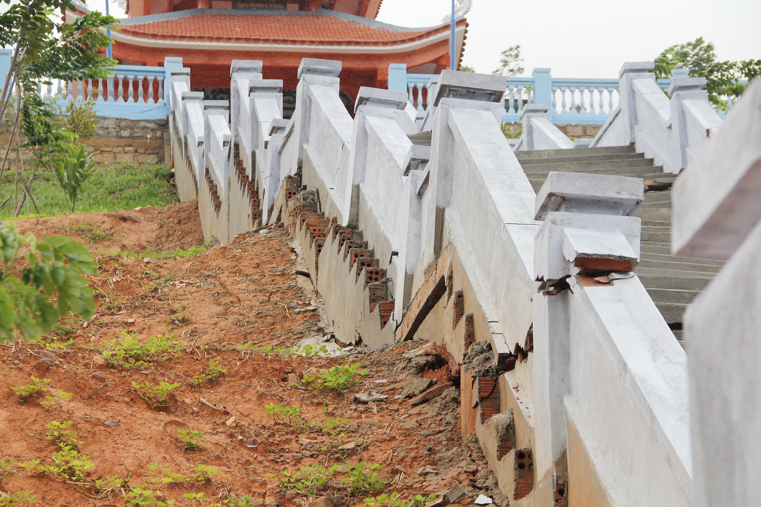 Dai tuong niem liet si bi nut toac anh 2