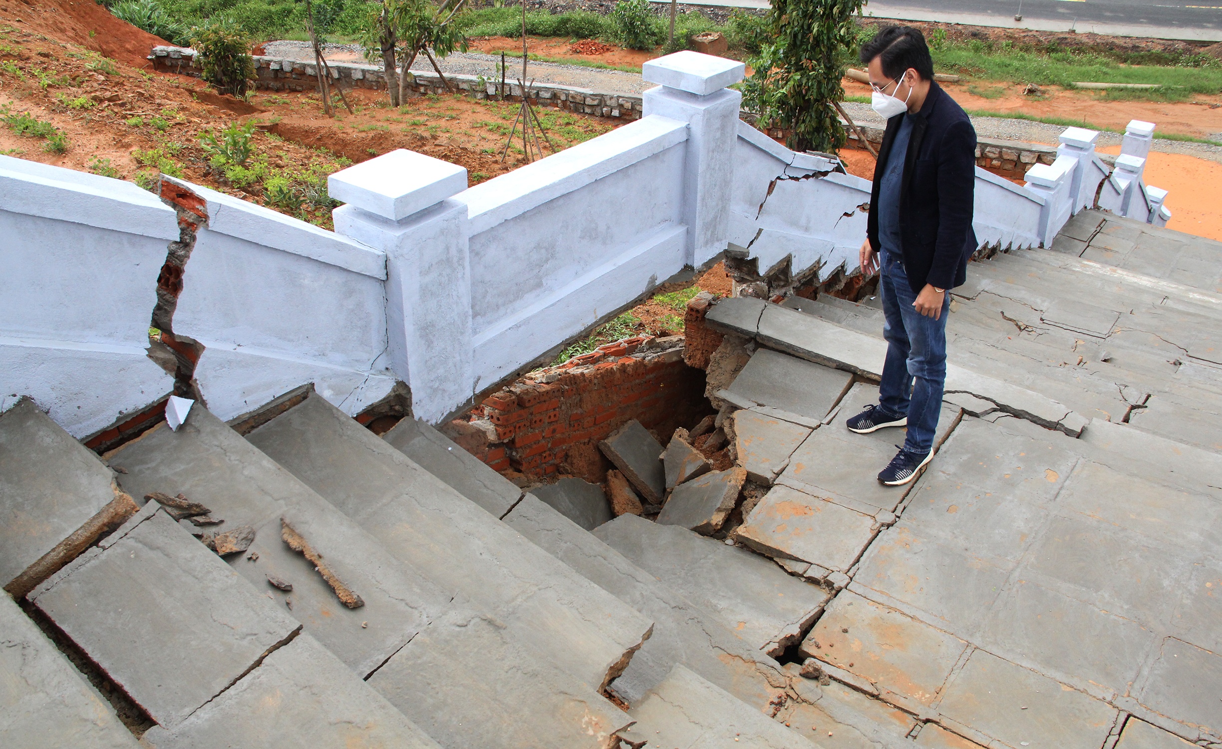 Dai tuong niem liet si bi nut toac anh 4