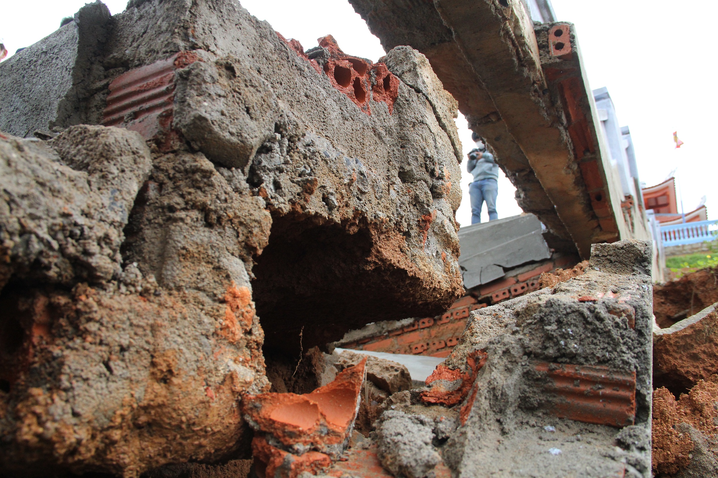 Dai tuong niem liet si bi nut toac anh 5