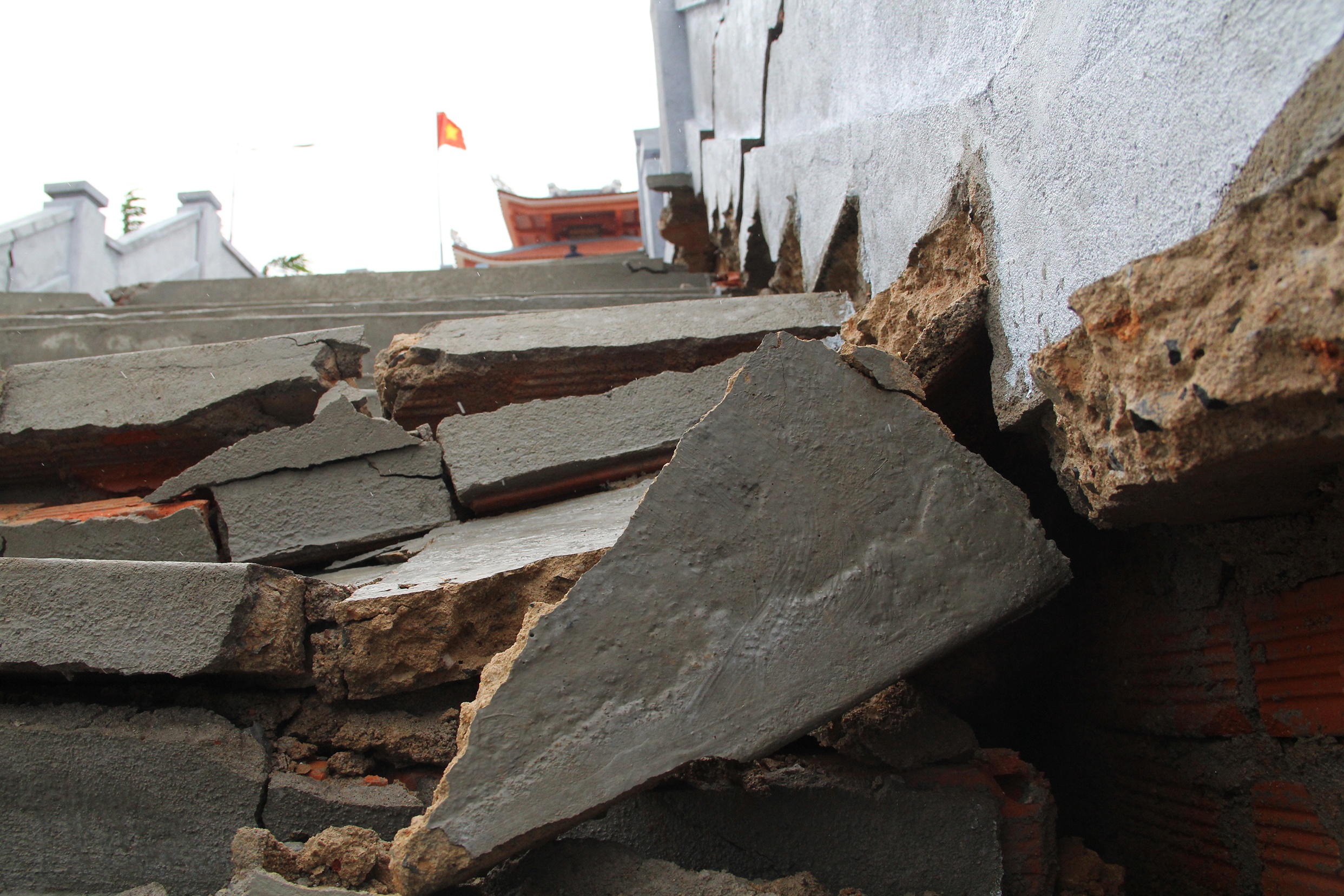 Dai tuong niem liet si o Dak Lak nut toac sau mua lon hinh anh