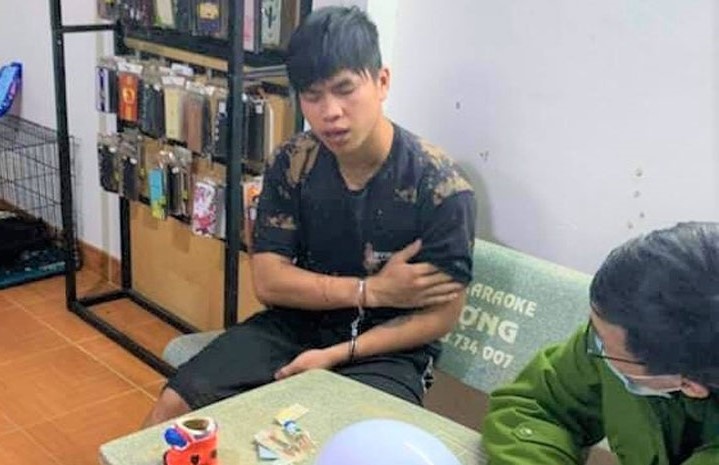 Khoi to thanh nien khong che ba chu cua hang dien thoai hinh anh