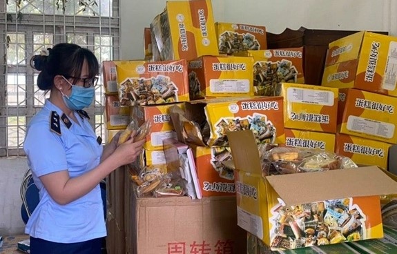 Thu giu 6.000 banh Trung thu khong ro nguon goc hinh anh