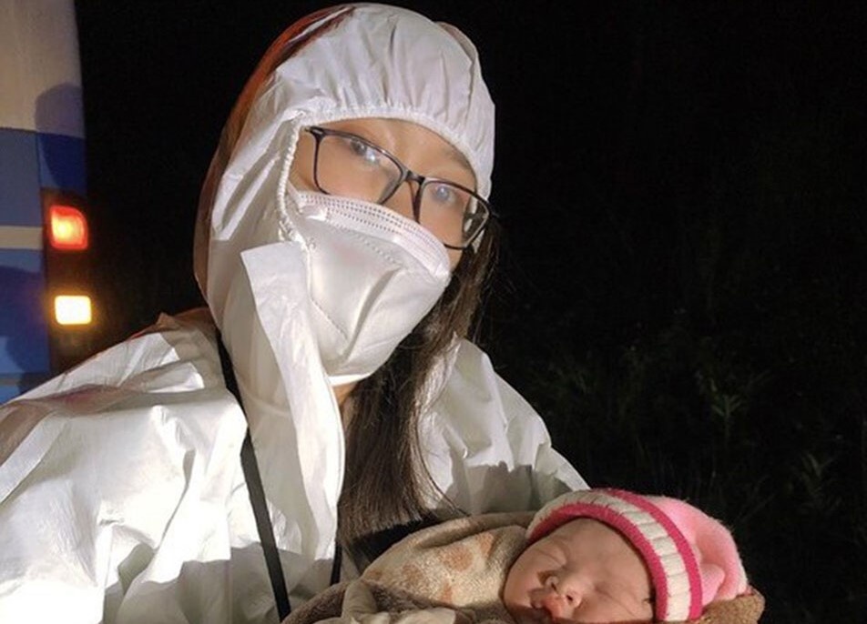 San phu sinh con khi duoc don ve que tranh dich hinh anh