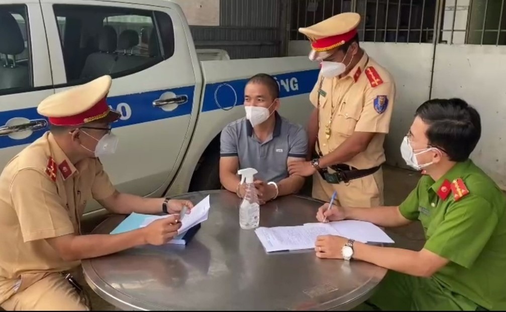 Nguoi dan ong tron truy na dieu khien xe luong xanh hinh anh
