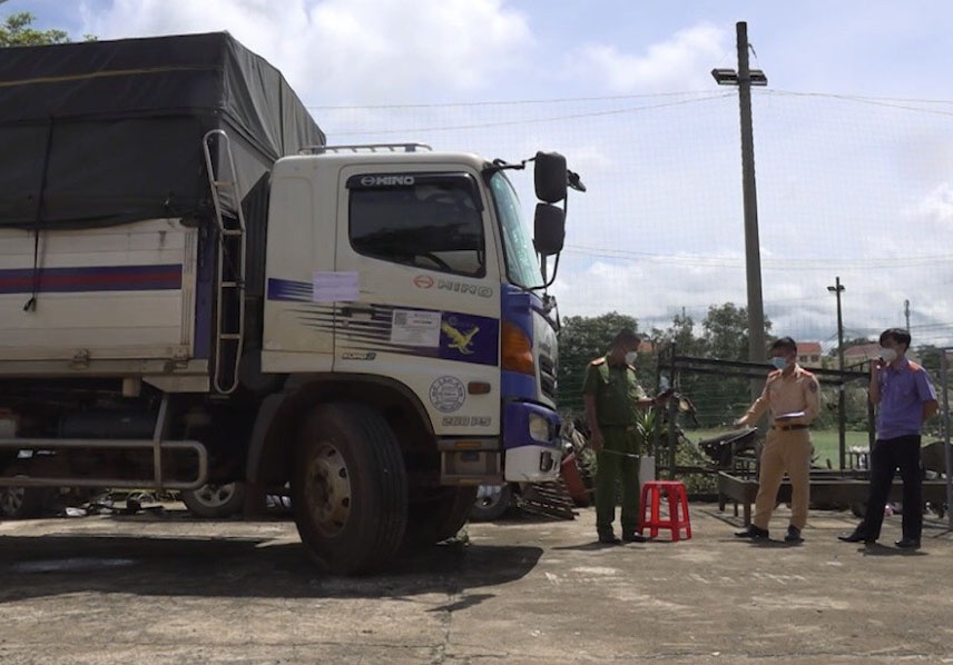 CSGT truy duoi gan 100 km de bat giu tai xe 'thong chot' hinh anh