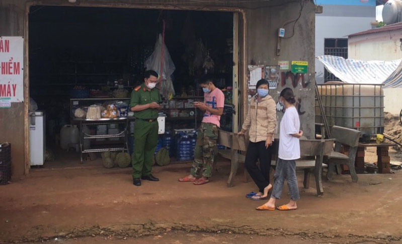 Nguoi cua cong ty dien gio danh dan khi khong thoa thuan duoc den bu hinh anh
