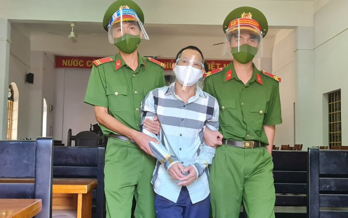 Hai bi cao bi tu hinh anh 1