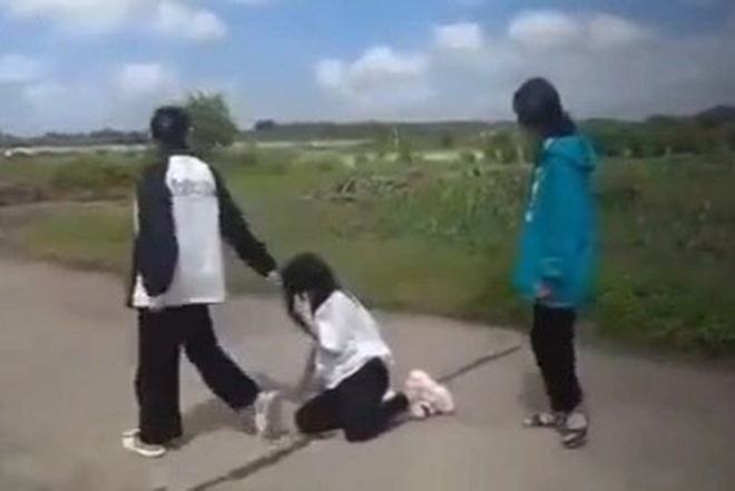 Nu sinh lop 9 bi danh hoi dong trong ngay dau den truong hinh anh