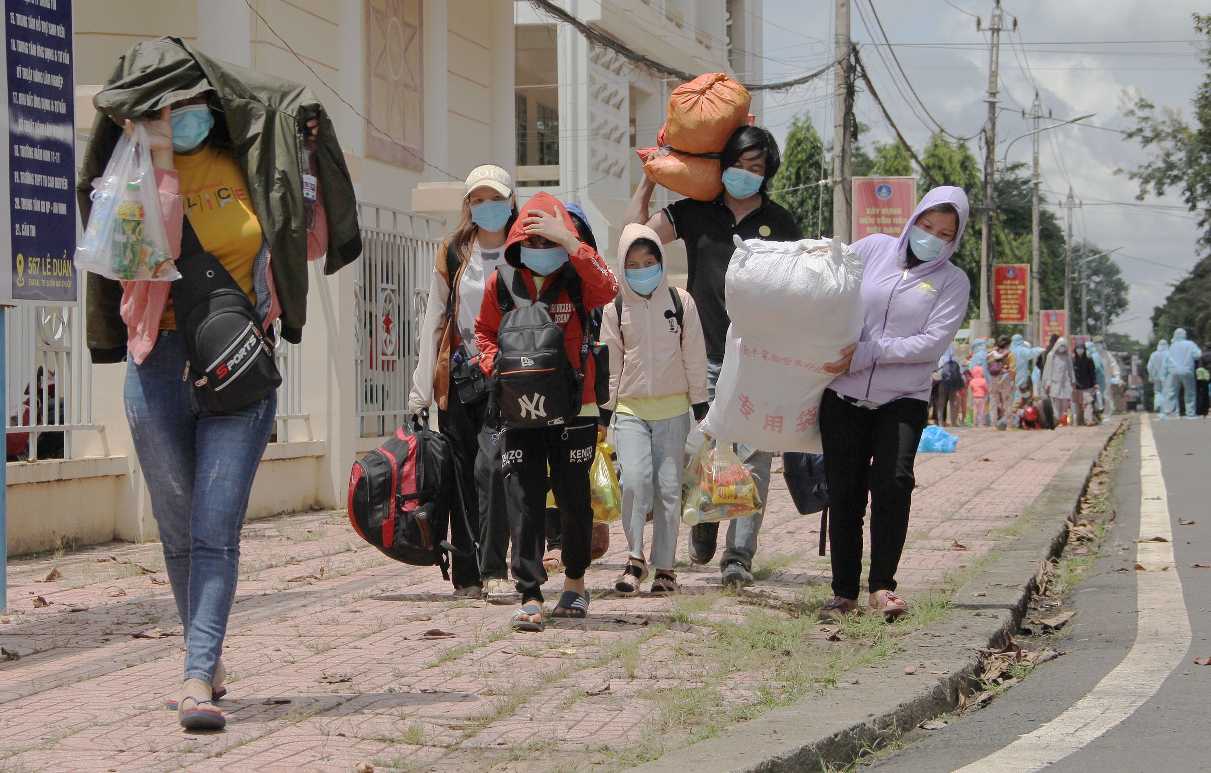 CSGT Tay Ninh dan doan dua 120 nguoi ve Dak Lak hinh anh