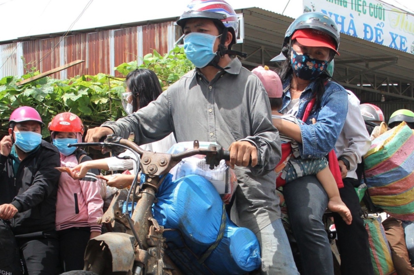 Ca nha 4 nguoi deo nhau ve que tren chiec xe may khong yen hinh anh