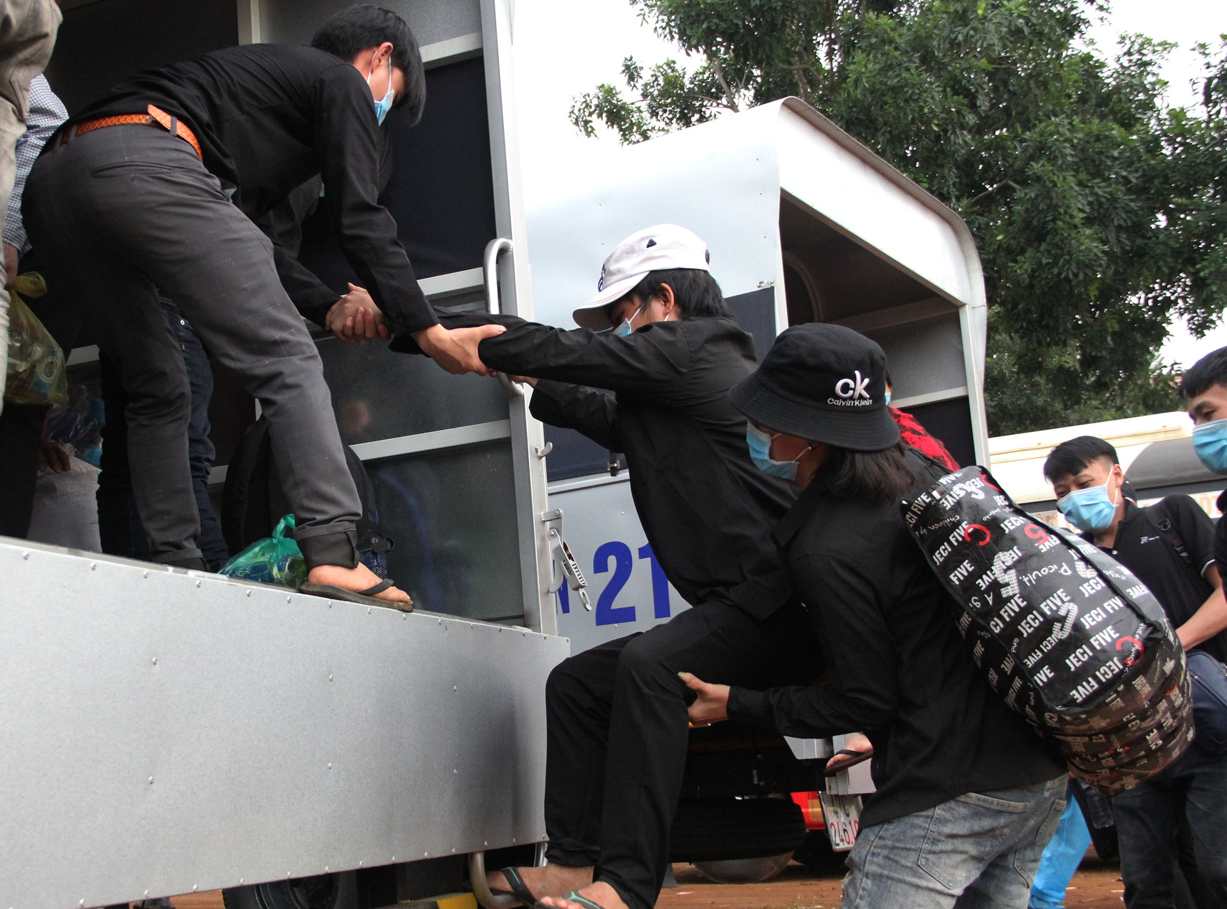 Hang nghin nguoi dan di bo ve que anh 10