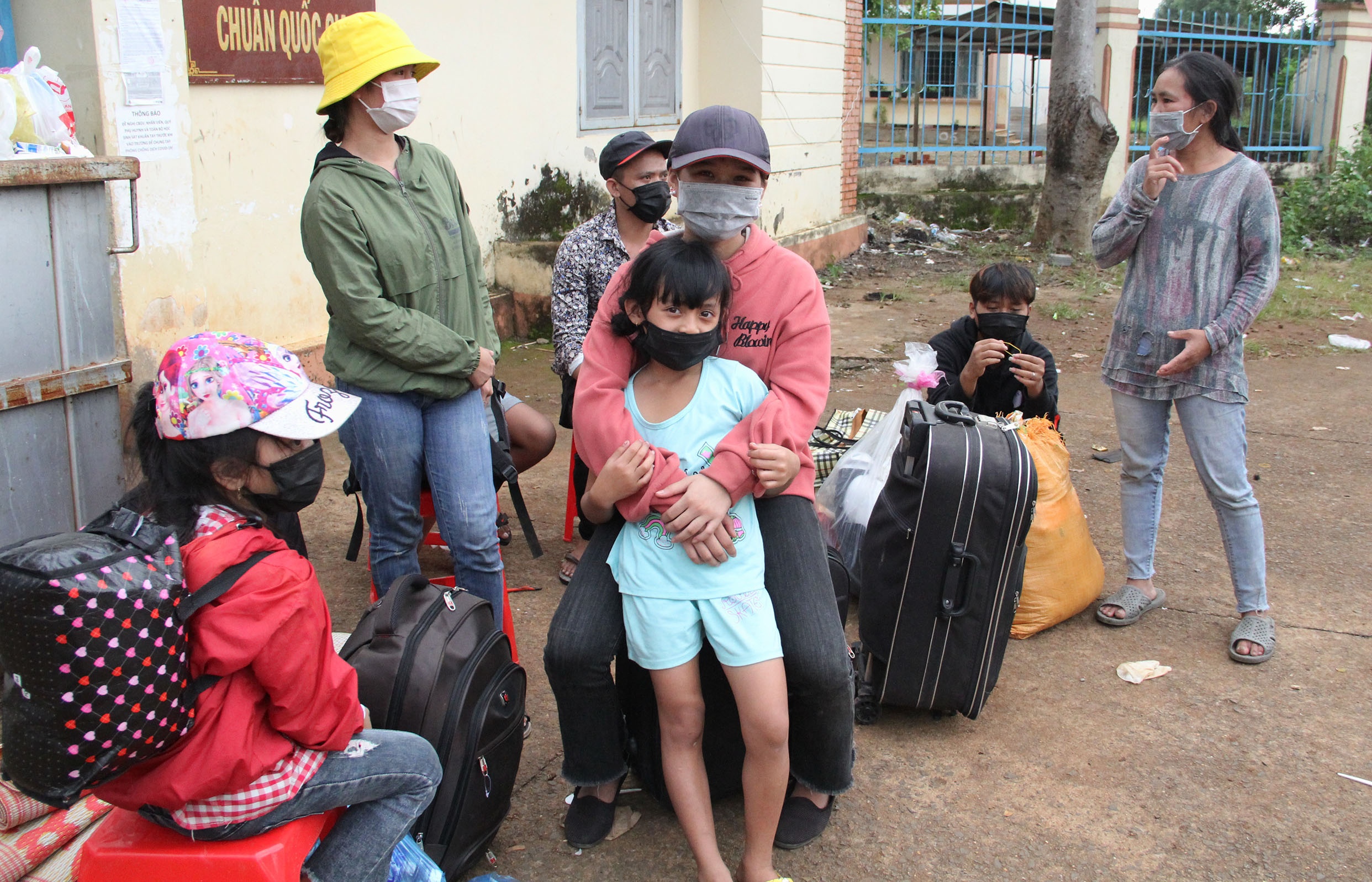 Hang nghin nguoi dan di bo ve que anh 4