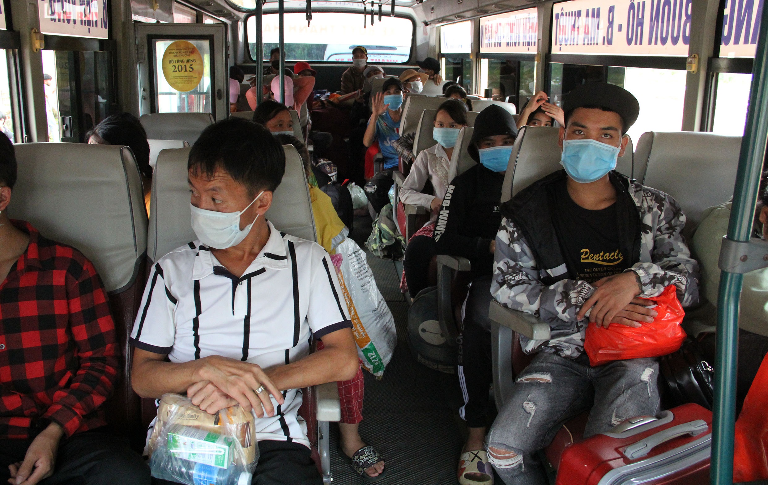 Hang nghin nguoi dan di bo ve que anh 11