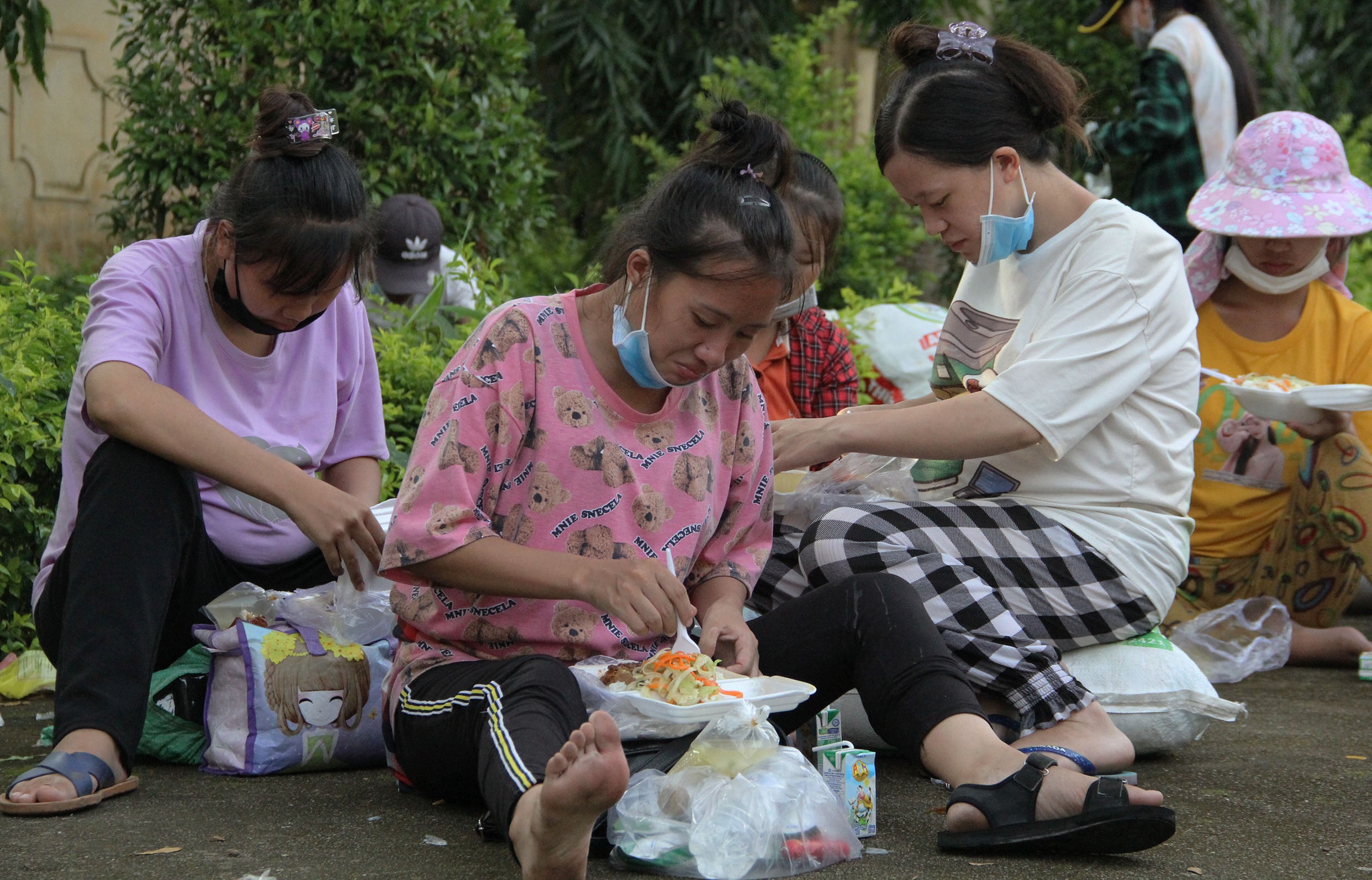 Hang nghin nguoi dan di bo ve que anh 2