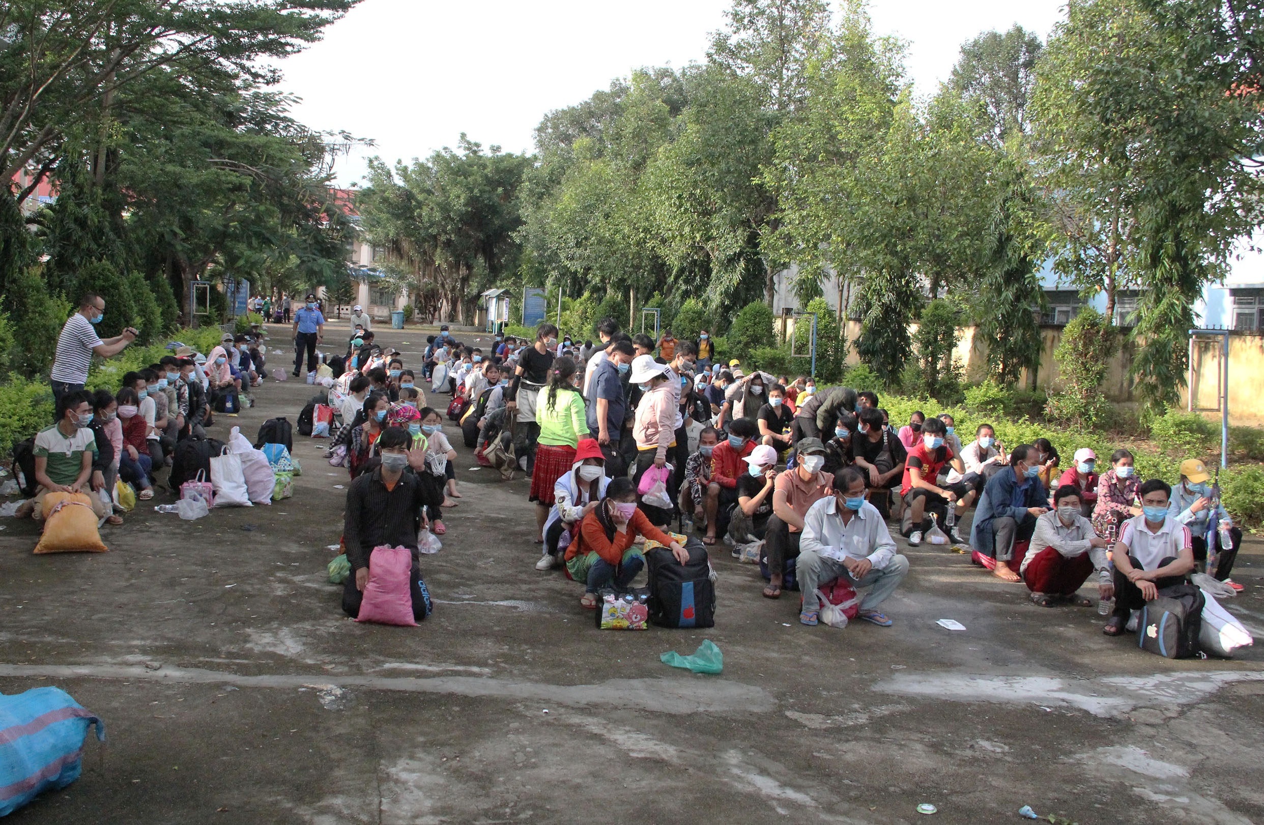 Hang nghin nguoi dan di bo ve que anh 1