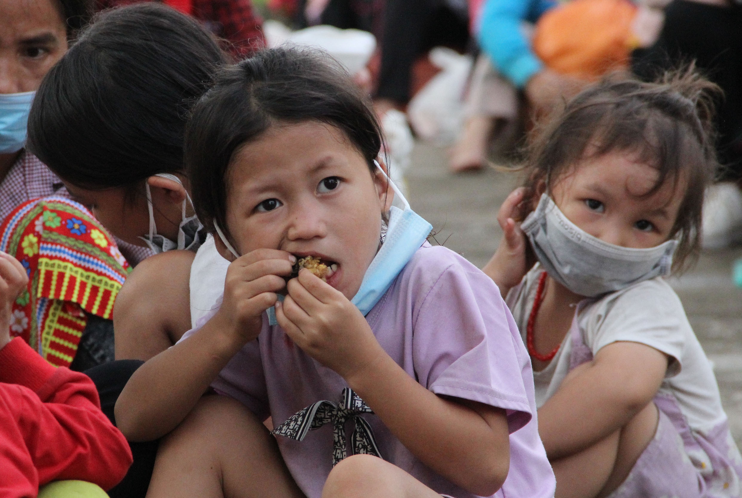 Hang nghin nguoi dan di bo ve que anh 3