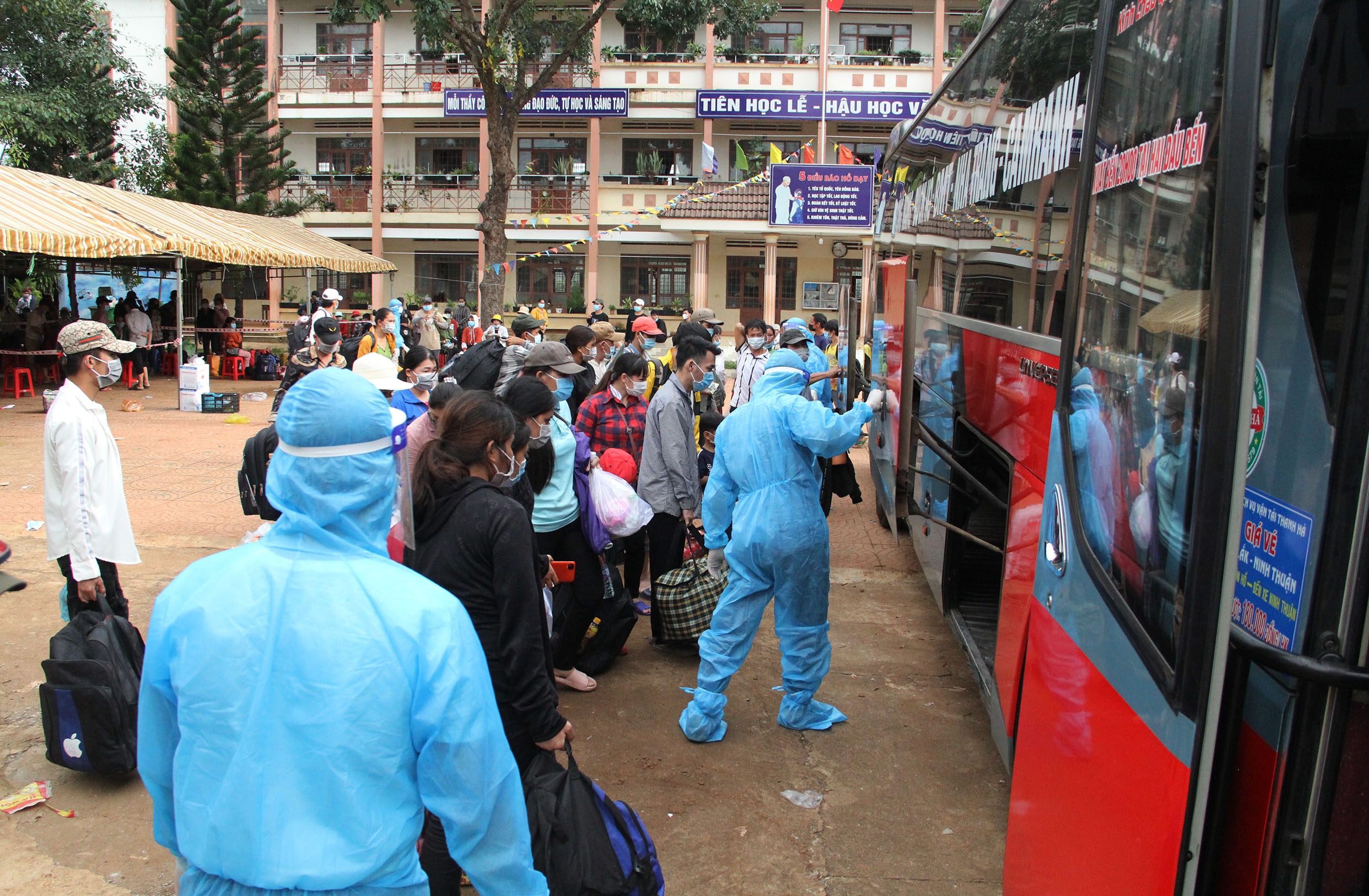 Hang nghin nguoi dan di bo ve que anh 9