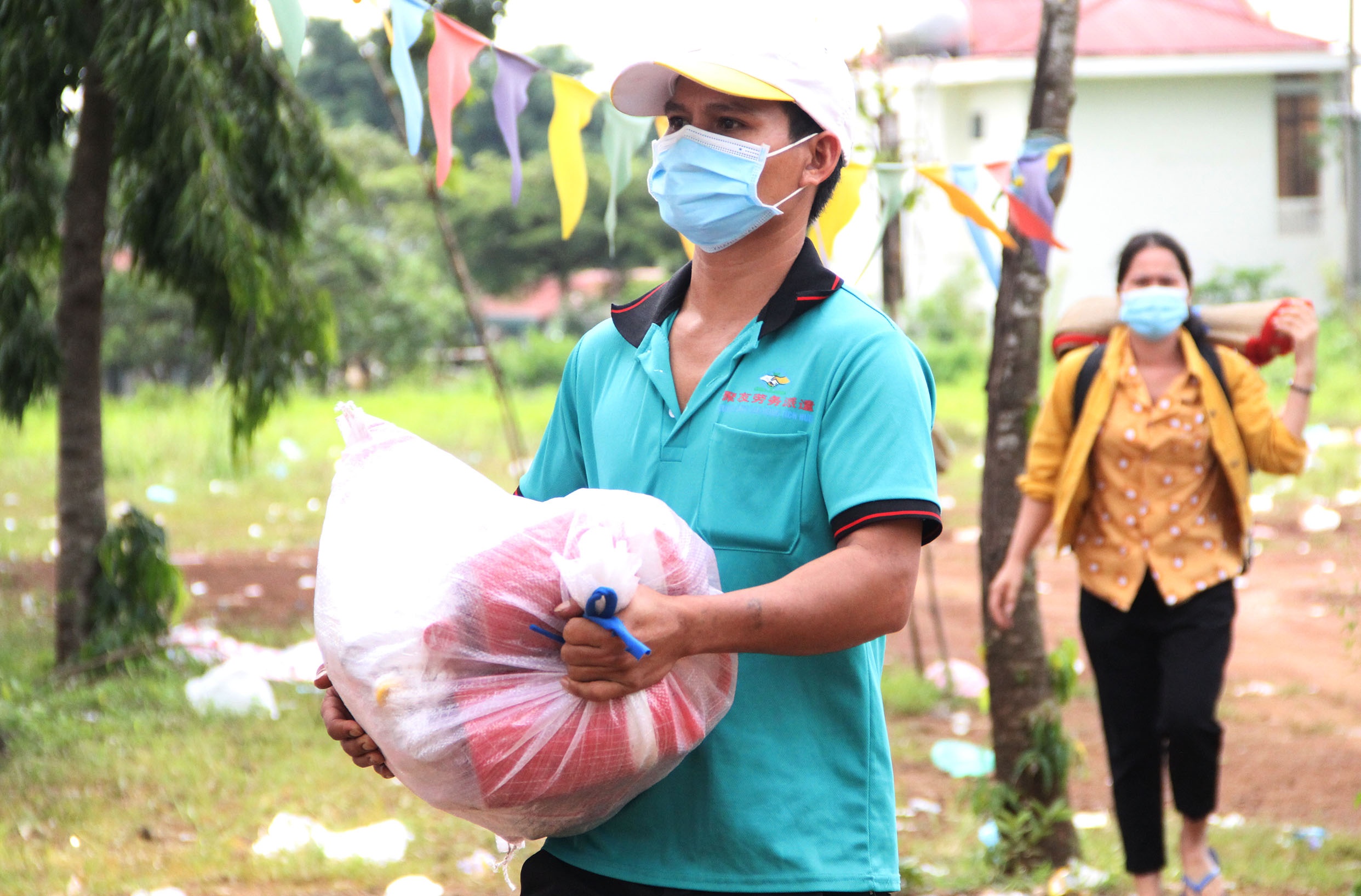 Hang nghin nguoi dan di bo ve que anh 6