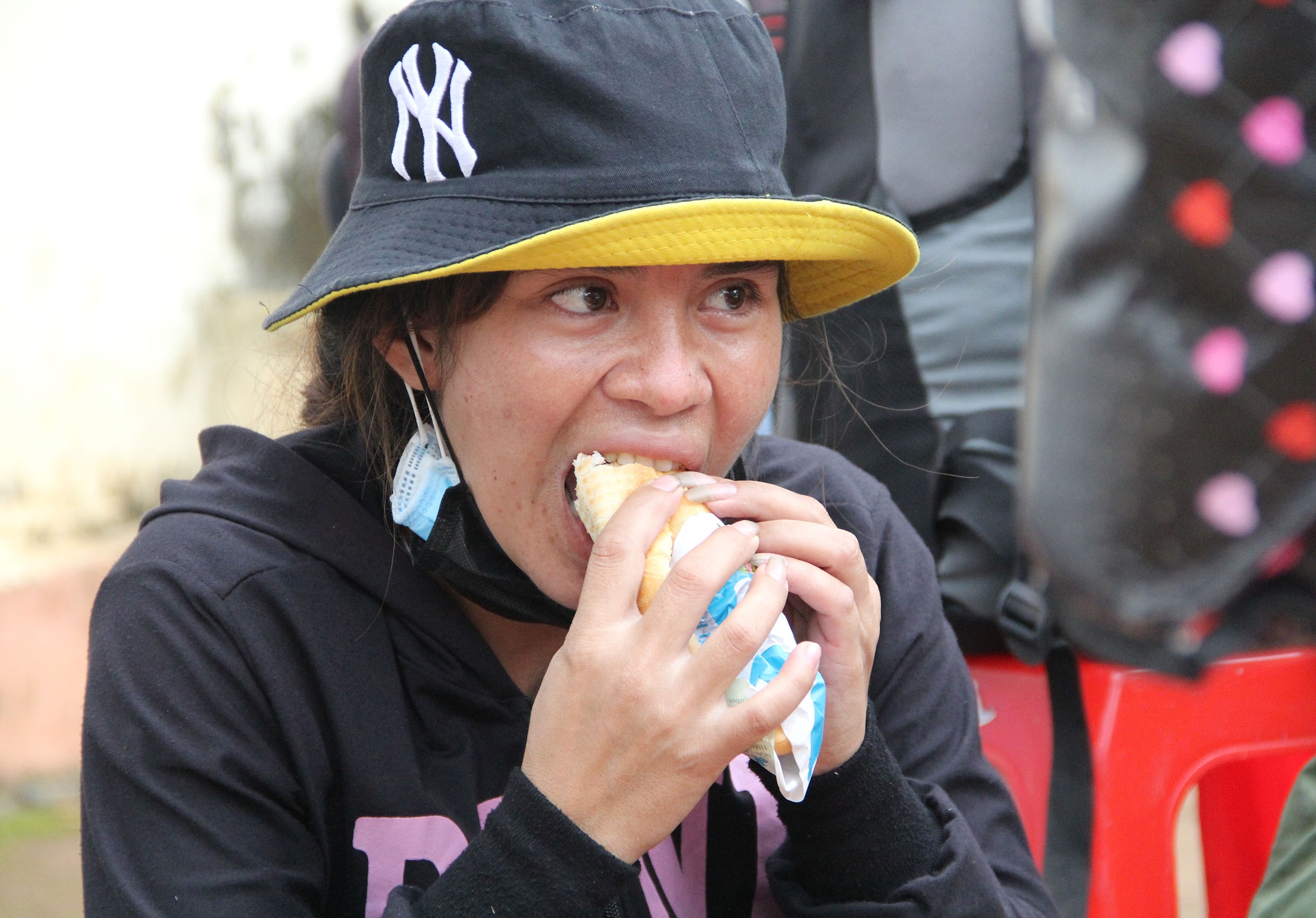 Hang nghin nguoi dan di bo ve que anh 5