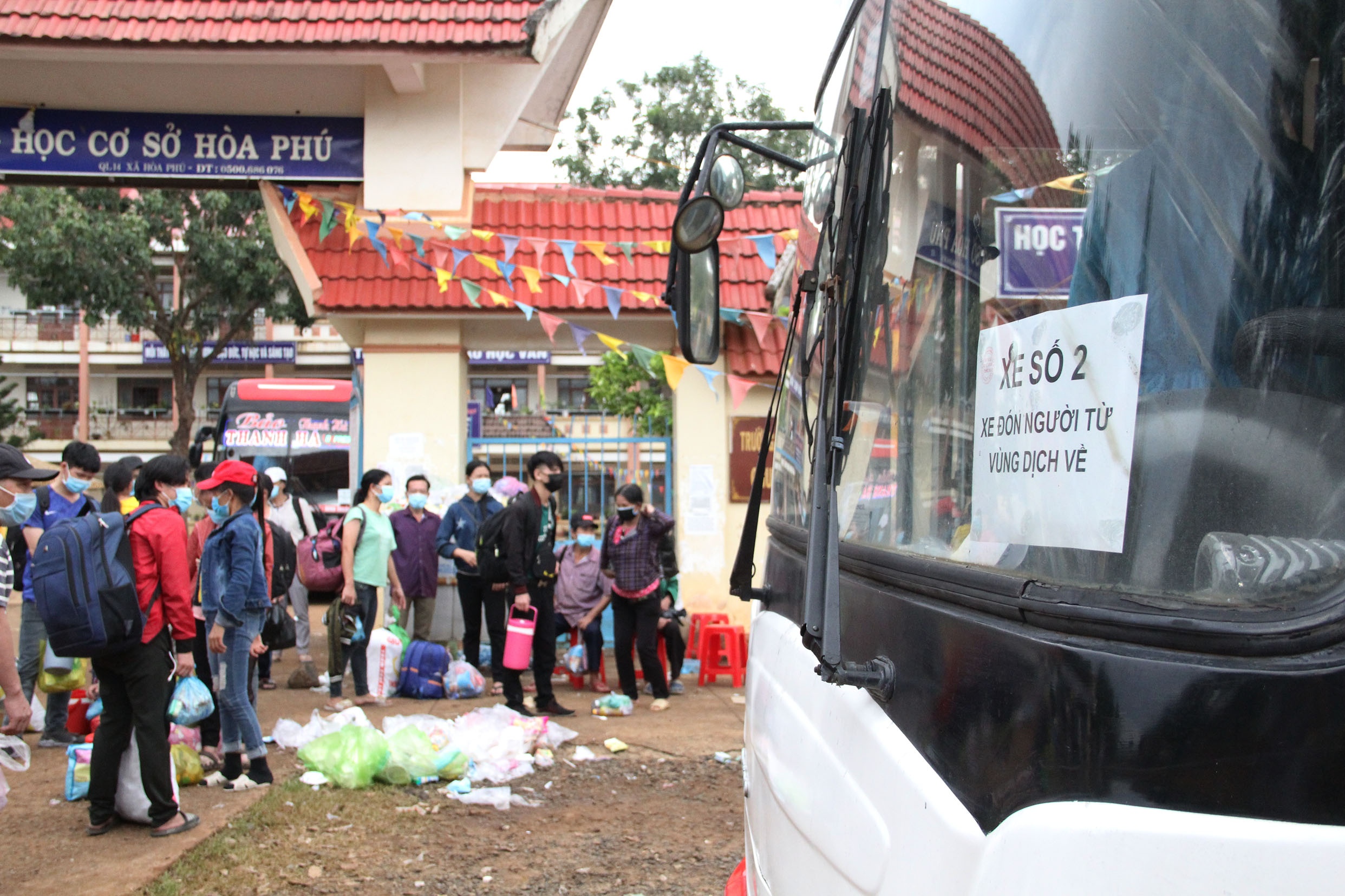 Hang nghin nguoi dan di bo ve que anh 8