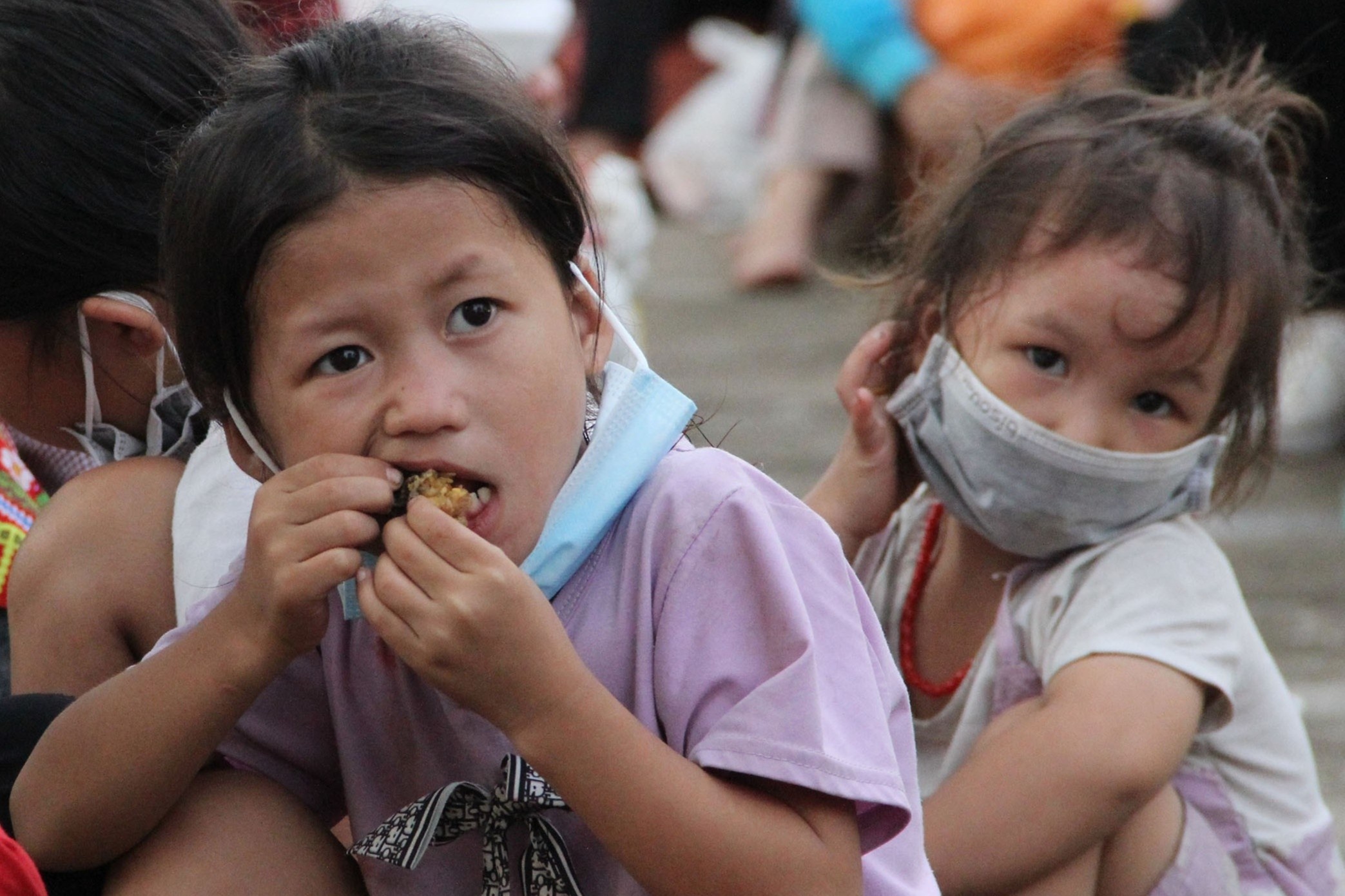 Hang nghin nguoi di bo ve que duoc cac tinh ho tro phuong tien hinh anh