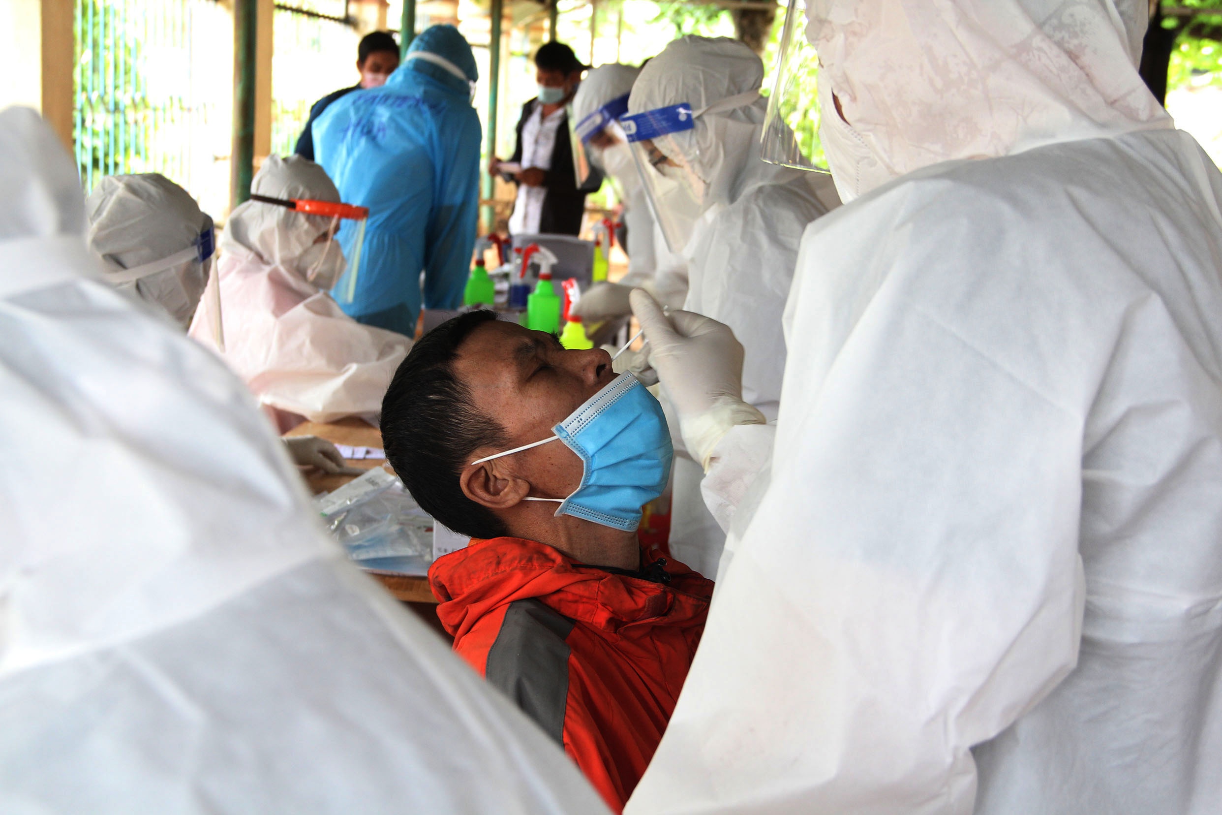 Hang chuc truong hop tai duong tinh nCoV sau khi chay xe may ve que hinh anh