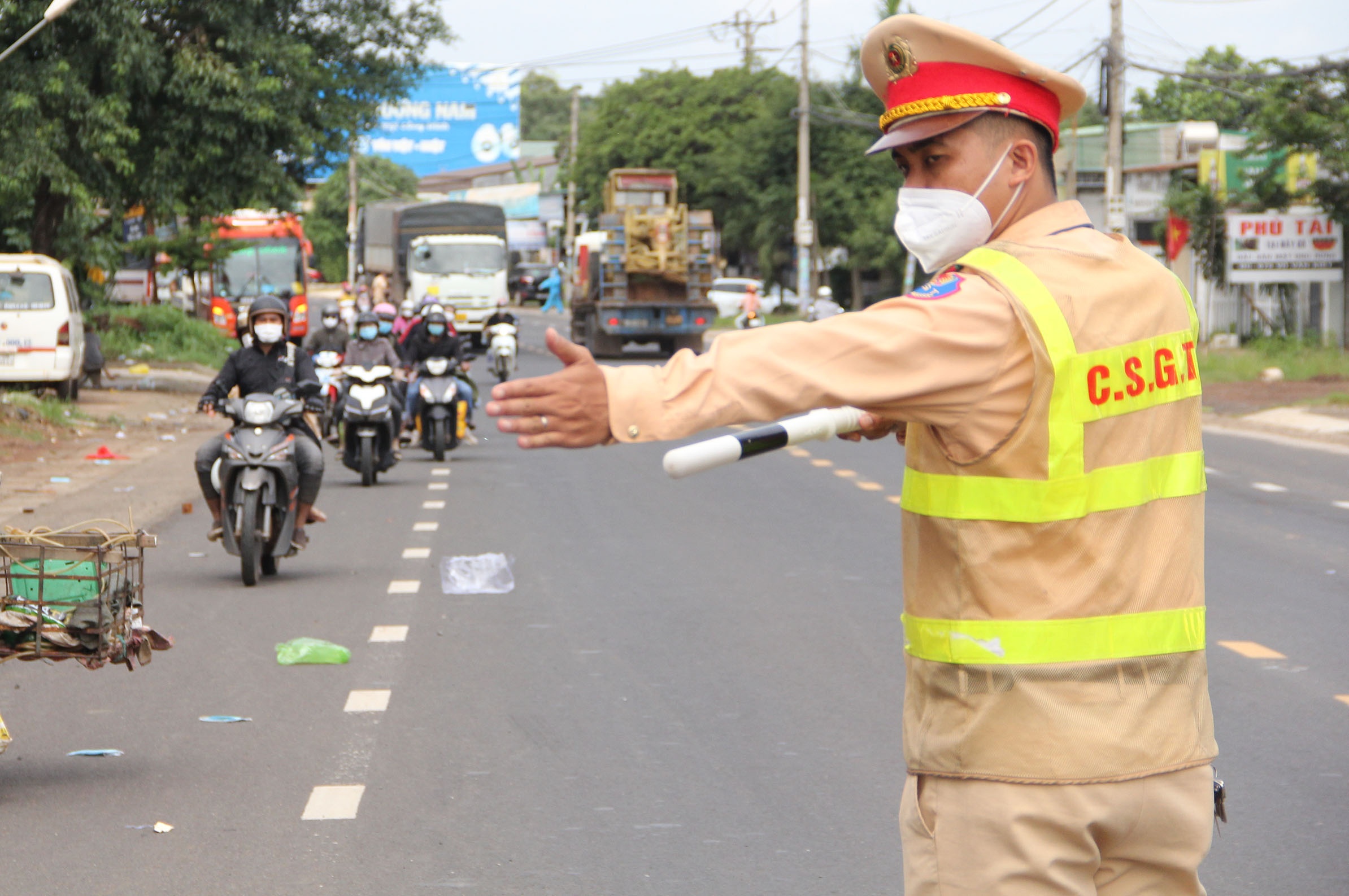 Dak Nong yeu cau can bo khong di chuyen den Dak Lak trong 14 ngay hinh anh