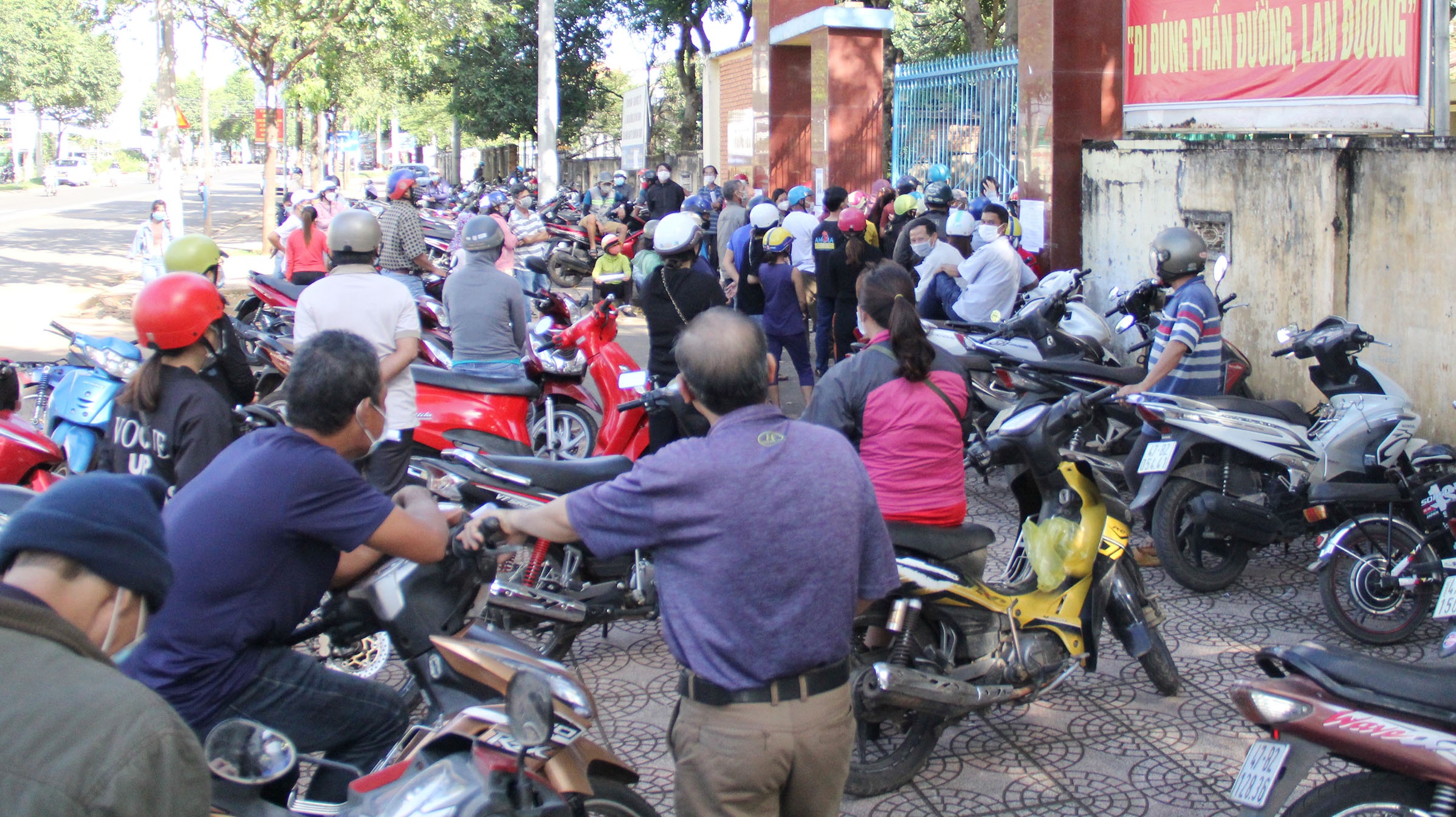 Chen lan tai cac diem tiem vaccine o Dak Lak hinh anh