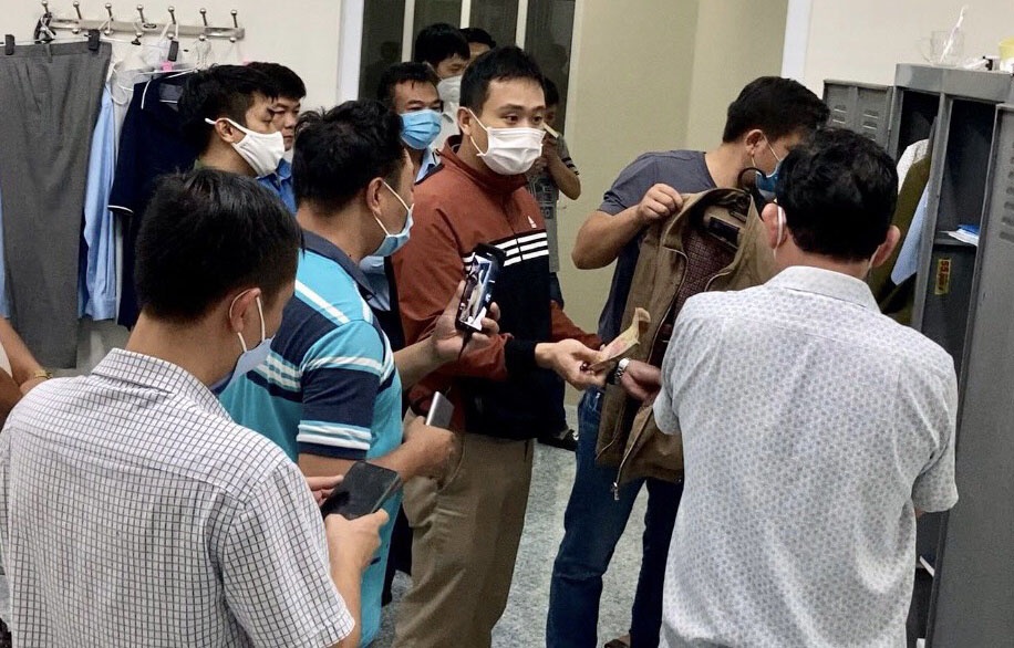 Tam giu 2 can bo Cuc Quan ly thi truong Dak Nong hinh anh