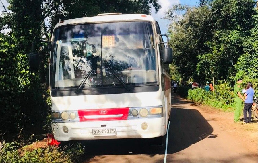 Nam sinh lop 6 nga xuong duong tu vong khi ngoi tren oto hinh anh