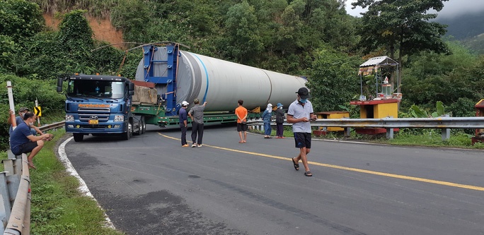 Xe cho thiet bi dien gio chan ngang deo Phuong Hoang hinh anh