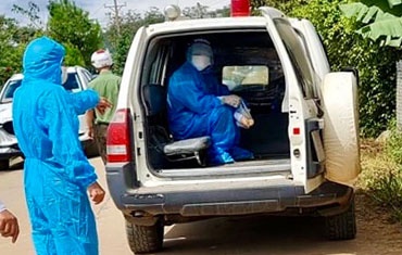 Benh nhan Covid-19 tron khoi khu dieu tri, co thu tren cay hinh anh