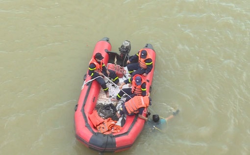 20 canh sat lan tim thieu nien nhay cau hinh anh