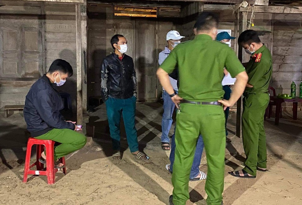 Hai cháu nhỏ đuối nước dưới áo ảnh 1 Hai chau nho duoi nuoc duoi ao anh 1