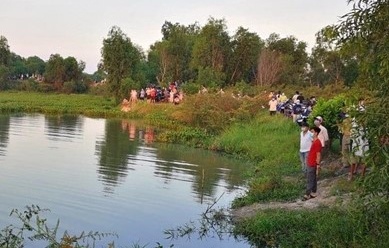 Cong an dieu tra vu 2 be tu vong duoi ao, ba noi mat tich hinh anh