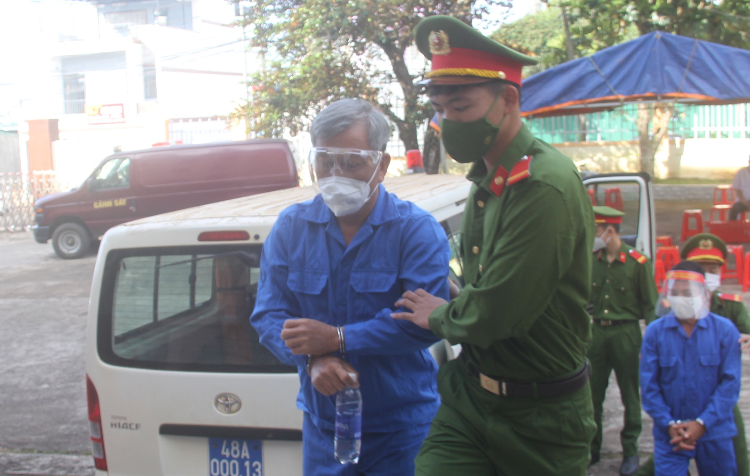 Trinh Suong cung 38 dong pham ve san xuat, mua ban xang gia hau toa hinh anh