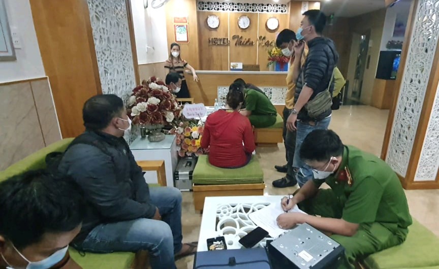 Chu khach san xoa clip ghi hinh anh nguoi phu nu tu vong ben duong hinh anh