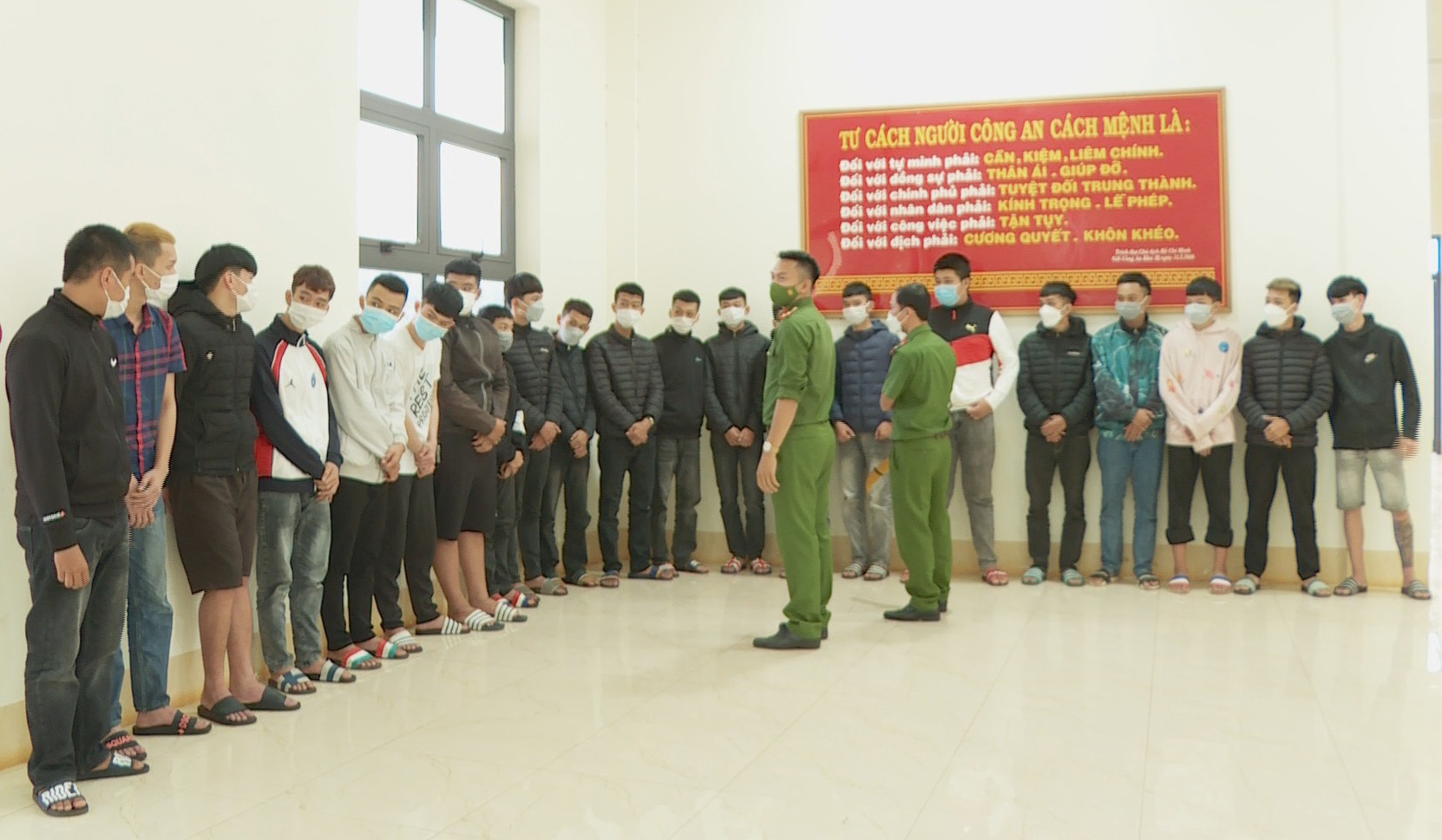 Hai nhóm học sinh hỗn chiến ảnh 1 Hai nhom hoc sinh hon chien anh 1