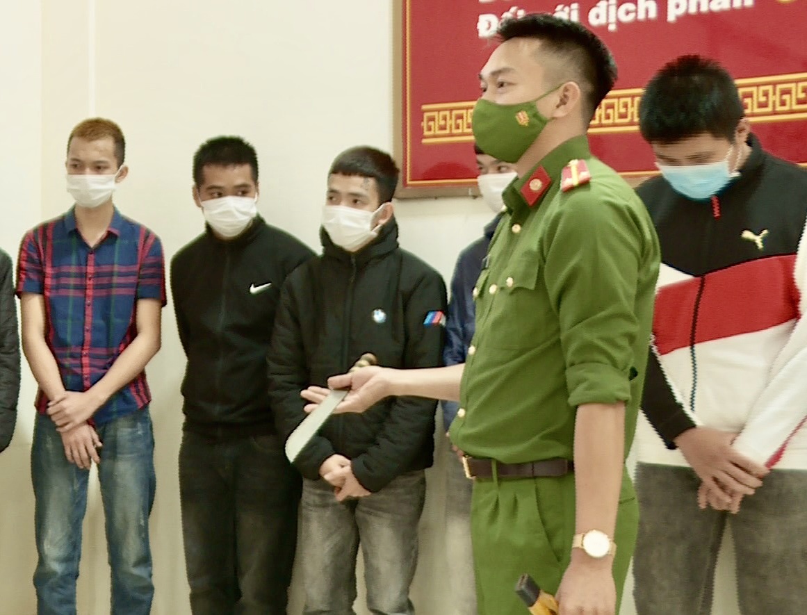 Hai nhom hon chien, mot nguoi bi oto tong chet khi bo chay hinh anh