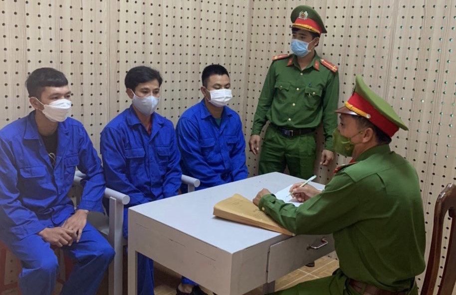 Con no thue nguoi bat coc, danh dap chu no hinh anh