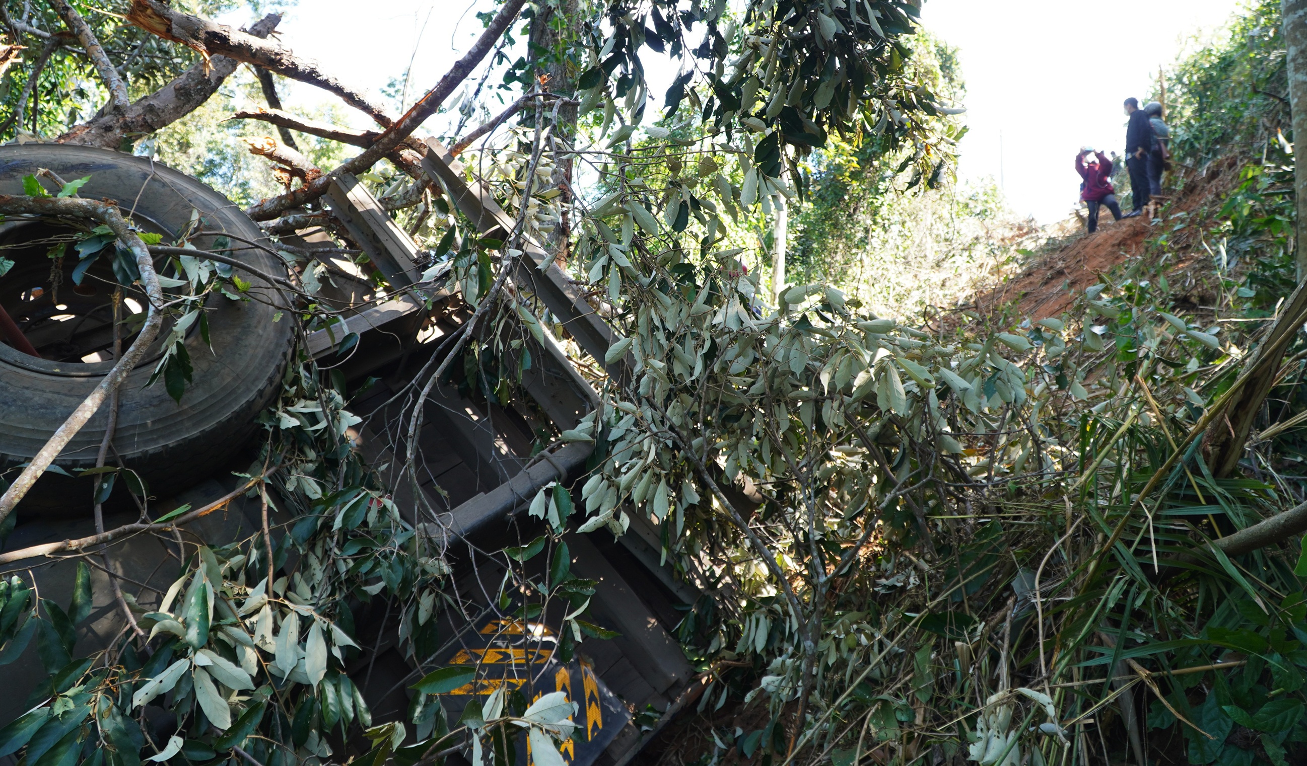 Xe tai 2 cho cho 8 nguoi khi lao xuong vuc sau 70 m hinh anh