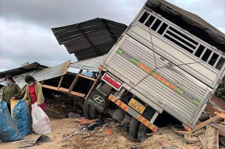 Xe tai tuot doc lao vao nha dan, 2 tre nho tu vong hinh anh