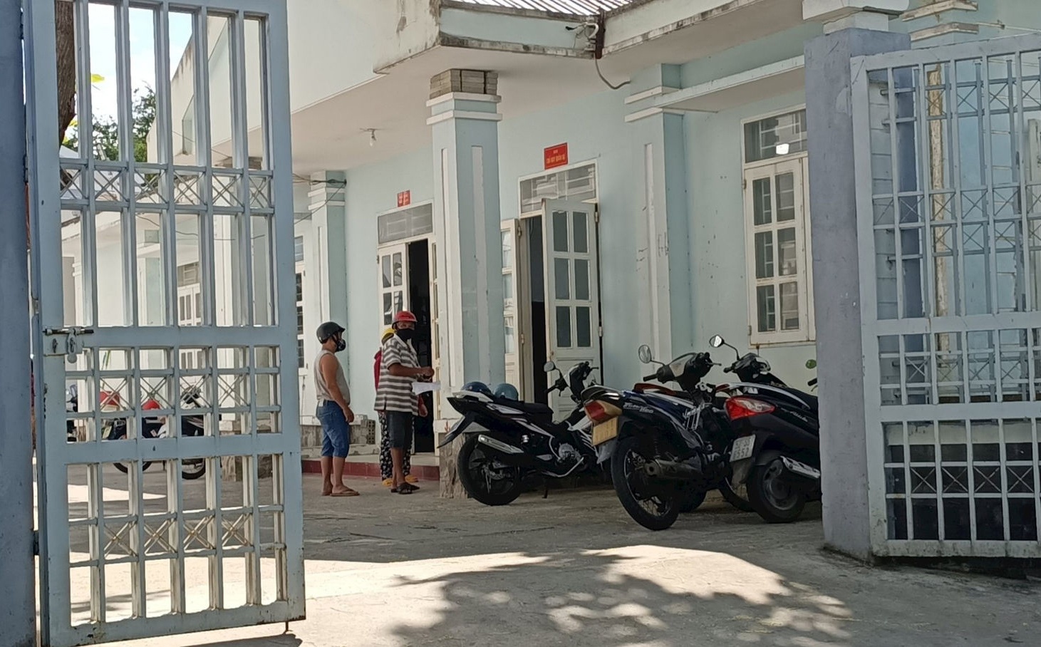 Danh nguoi vi pham tu vong, 5 dan quan bi bat hinh anh