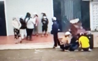 Người dân mang quan tài đi đòi nợ ảnh 1 Nguoi dan mang quan tai di doi no anh 1