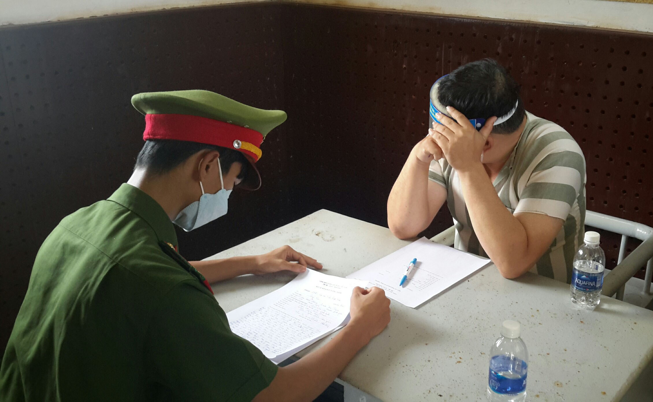 Khoi to nguoi nhan hon 800 trieu dong de 'chay an' hinh anh