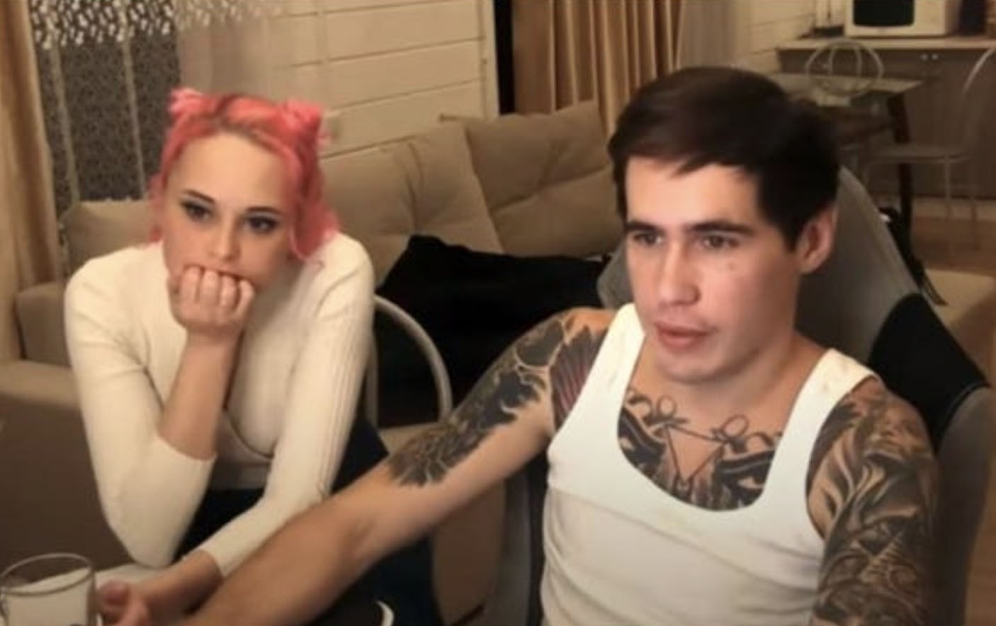 Mai livestream, YouTuber nguoi Nga de ban gai chet cong ngoai cua hinh anh